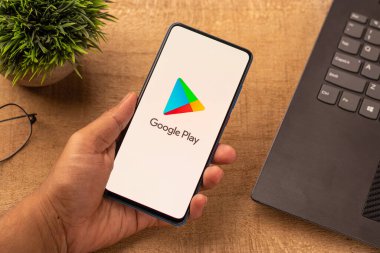 Assam, Hindistan - 10 Nisan 2021: Telefon ekranında Playstore logosu.