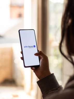Assam, Hindistan - 15 Ocak 2020: Telefon ekranı görüntüsünde politika pazarı logosu.