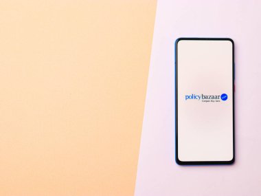 Assam, Hindistan - 15 Ocak 2020: Telefon ekranı görüntüsünde politika pazarı logosu.