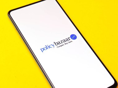 Assam, Hindistan - 15 Ocak 2020: Telefon ekranı görüntüsünde politika pazarı logosu.
