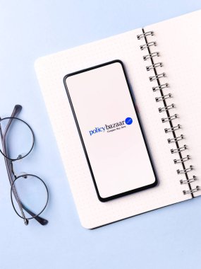 Assam, Hindistan - 15 Ocak 2020: Telefon ekranı görüntüsünde politika pazarı logosu.