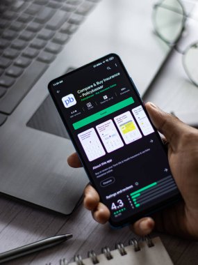 Assam, Hindistan - 15 Ocak 2020: Telefon ekranı görüntüsünde politika pazarı logosu.