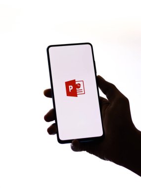 Batı Bangal, Hindistan - 11 Kasım 2021: Microsoft PowerPoint logosu telefon ekranı görüntüsü.