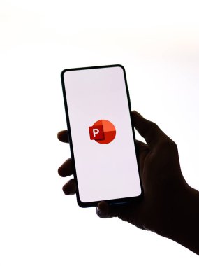 Batı Bangal, Hindistan - 11 Kasım 2021: Microsoft PowerPoint logosu telefon ekranı görüntüsü.