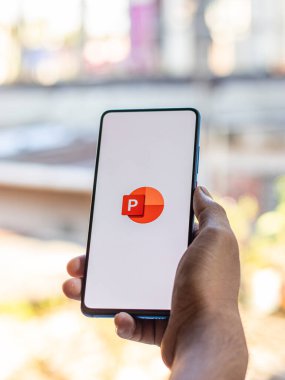 Batı Bangal, Hindistan - 11 Kasım 2021: Microsoft PowerPoint logosu telefon ekranı görüntüsü.