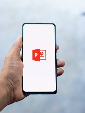 Batı Bangal, Hindistan - 11 Kasım 2021: Microsoft PowerPoint logosu telefon ekranı görüntüsü.