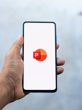 Batı Bangal, Hindistan - 11 Kasım 2021: Microsoft PowerPoint logosu telefon ekranı görüntüsü.