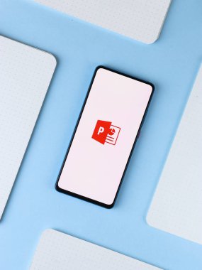 Batı Bangal, Hindistan - 11 Kasım 2021: Microsoft PowerPoint logosu telefon ekranı görüntüsü.