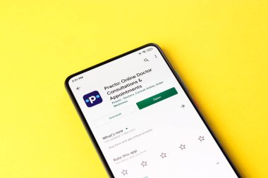 Assam, Hindistan - 10 Nisan 2021: Telefon ekranı görüntüsünde pratik logo.
