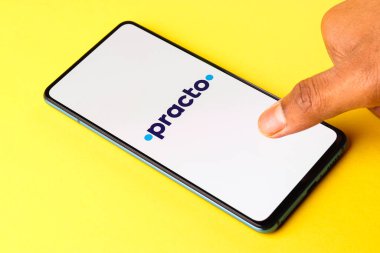 Assam, Hindistan - 10 Nisan 2021: Telefon ekranı görüntüsünde pratik logo.