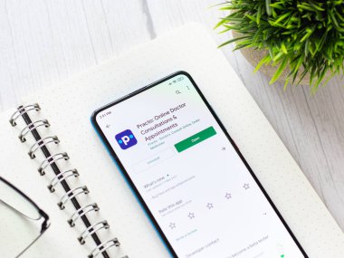 Assam, Hindistan - 10 Nisan 2021: Telefon ekranı görüntüsünde pratik logo.