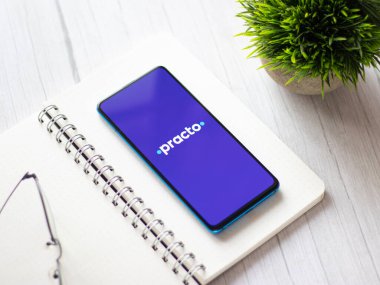 Assam, Hindistan - 10 Nisan 2021: Telefon ekranı görüntüsünde pratik logo.