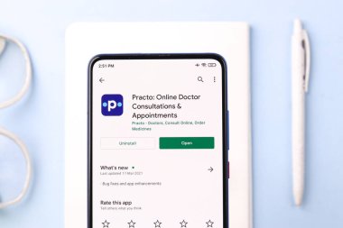 Assam, Hindistan - 10 Nisan 2021: Telefon ekranı görüntüsünde pratik logo.