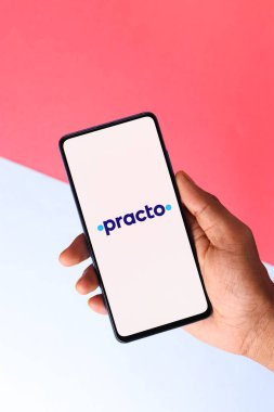 Assam, Hindistan - 10 Nisan 2021: Telefon ekranı görüntüsünde pratik logo.
