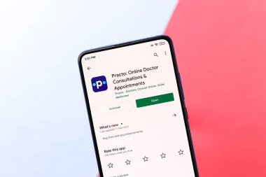 Assam, Hindistan - 10 Nisan 2021: Telefon ekranı görüntüsünde pratik logo.