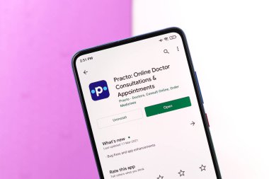 Assam, Hindistan - 10 Nisan 2021: Telefon ekranı görüntüsünde pratik logo.
