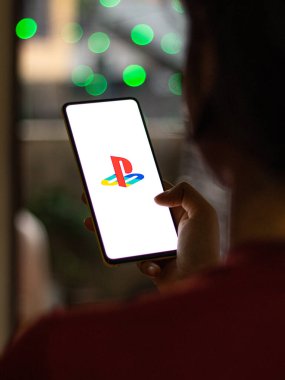 Assam, Hindistan - 15 Kasım 2020: Telefon ekranındaki 5 numaralı logoyu oynat.