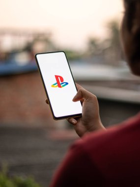 Assam, Hindistan - 15 Kasım 2020: Telefon ekranındaki 5 numaralı logoyu oynat.