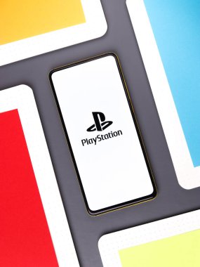 Assam, Hindistan - 15 Kasım 2020: Telefon ekranındaki 5 numaralı logoyu oynat.