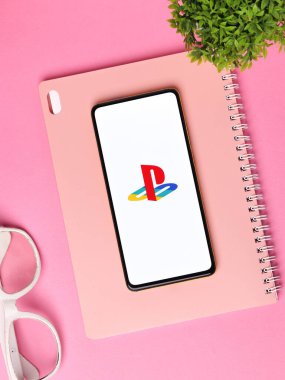 Assam, Hindistan - 15 Kasım 2020: Telefon ekranındaki 5 numaralı logoyu oynat.