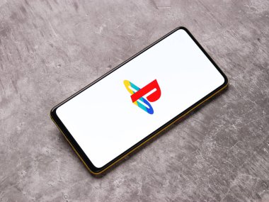 Assam, Hindistan - 15 Kasım 2020: Telefon ekranındaki 5 numaralı logoyu oynat.