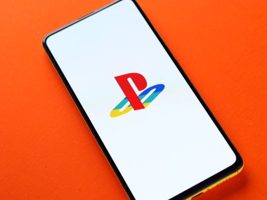 Assam, Hindistan - 15 Kasım 2020: Telefon ekranındaki 5 numaralı logoyu oynat.