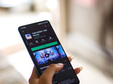 Assam, Hindistan - 19 Mayıs 2021: Telefon ekranında MOBILE INDIA logosu.