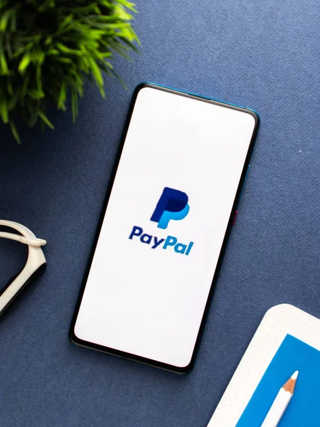 Batı Bangal, Hindistan - 21 Eylül 2021: Telefon ekranında Paypal logosu.