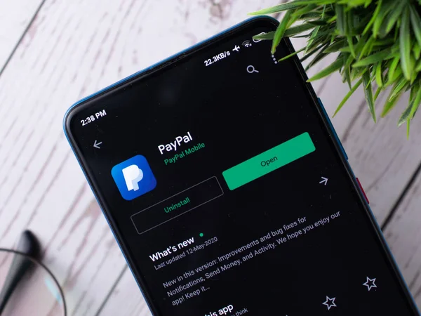 Batı Bangal, Hindistan - 21 Eylül 2021: Telefon ekranında Paypal logosu.