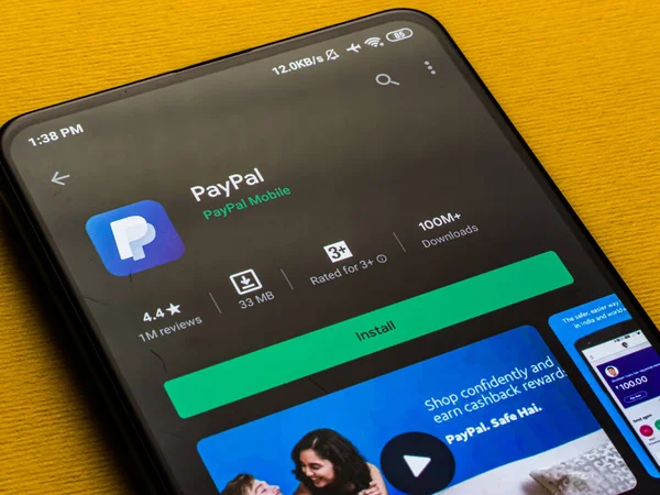 Batı Bangal, Hindistan - 21 Eylül 2021: Telefon ekranında Paypal logosu.