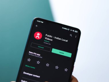 Assam, Hindistan - 22 Ağustos 2020: Telefon ekranında umumi uygulama logosu.