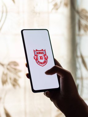 Assam, Hindistan - 27 Ağustos 2020: Telefon ekranında Kings XI Punjab logosu.