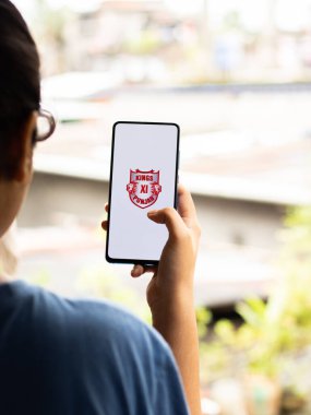 Assam, Hindistan - 27 Ağustos 2020: Telefon ekranında Kings XI Punjab logosu.