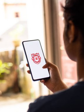 Assam, Hindistan - 27 Ağustos 2020: Telefon ekranında Kings XI Punjab logosu.
