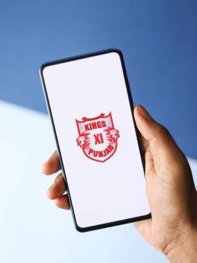 Assam, Hindistan - 27 Ağustos 2020: Telefon ekranında Kings XI Punjab logosu.