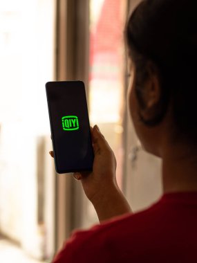 Assam, Hindistan - 10 Mart 2021: iQIYI Video logosu telefon ekranı görüntüsü.