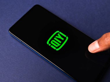 Assam, Hindistan - 10 Mart 2021: iQIYI Video logosu telefon ekranı görüntüsü.