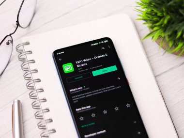 Assam, Hindistan - 10 Mart 2021: iQIYI Video logosu telefon ekranı görüntüsü.