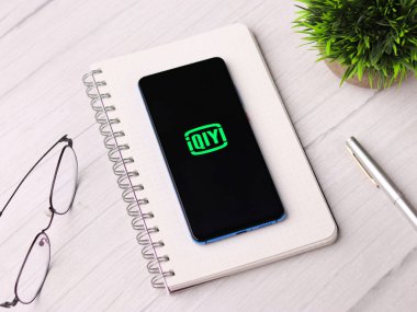 Assam, Hindistan - 10 Mart 2021: iQIYI Video logosu telefon ekranı görüntüsü.