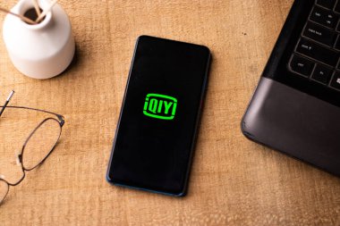 Assam, Hindistan - 10 Mart 2021: iQIYI Video logosu telefon ekranı görüntüsü.