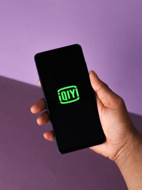 Assam, Hindistan - 10 Mart 2021: iQIYI Video logosu telefon ekranı görüntüsü.