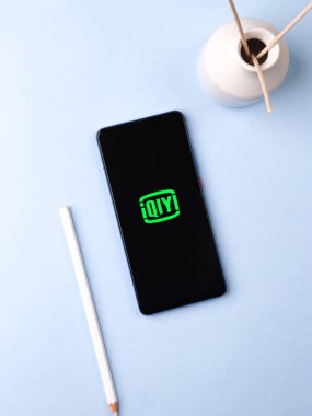 Assam, Hindistan - 10 Mart 2021: iQIYI Video logosu telefon ekranı görüntüsü.