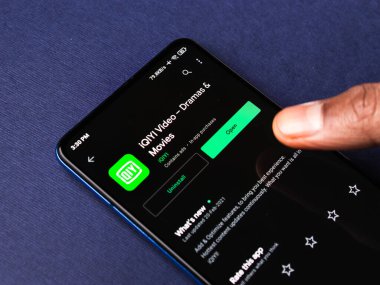 Assam, Hindistan - 10 Mart 2021: iQIYI Video logosu telefon ekranı görüntüsü.