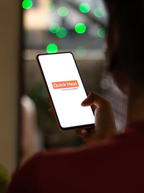 Assam, Hindistan - 15 Kasım 2020: Telefon ekranı görüntüsünde hızlı iyileşme logosu.