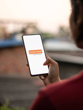Assam, Hindistan - 15 Kasım 2020: Telefon ekranı görüntüsünde hızlı iyileşme logosu.