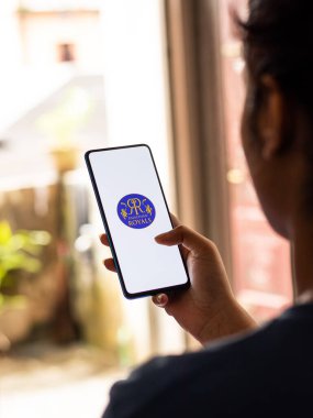 Assam, Hindistan - 27 Ağustos 2020: Telefon ekranında Rajasthan Royals logosu.
