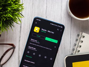 Batı Bangal, Hindistan - 28 Eylül 2021: Telefon ekranında Rapido logosu.
