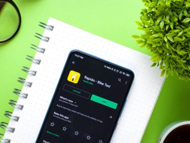 Batı Bangal, Hindistan - 28 Eylül 2021: Telefon ekranında Rapido logosu.