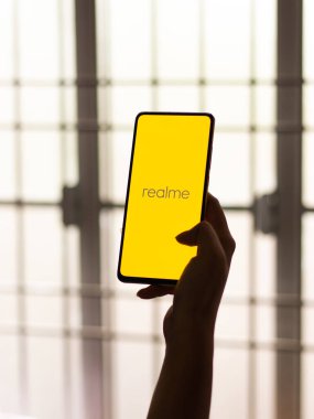 Assam, Hindistan - 24 Eylül 2020: Telefon ekranında Realme logosu.