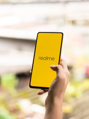 Assam, Hindistan - 24 Eylül 2020: Telefon ekranında Realme logosu.